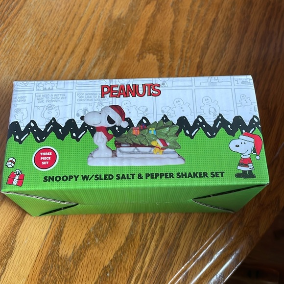 Snoopy Christmas salt and pepper shaker set - Picture 1 of 3